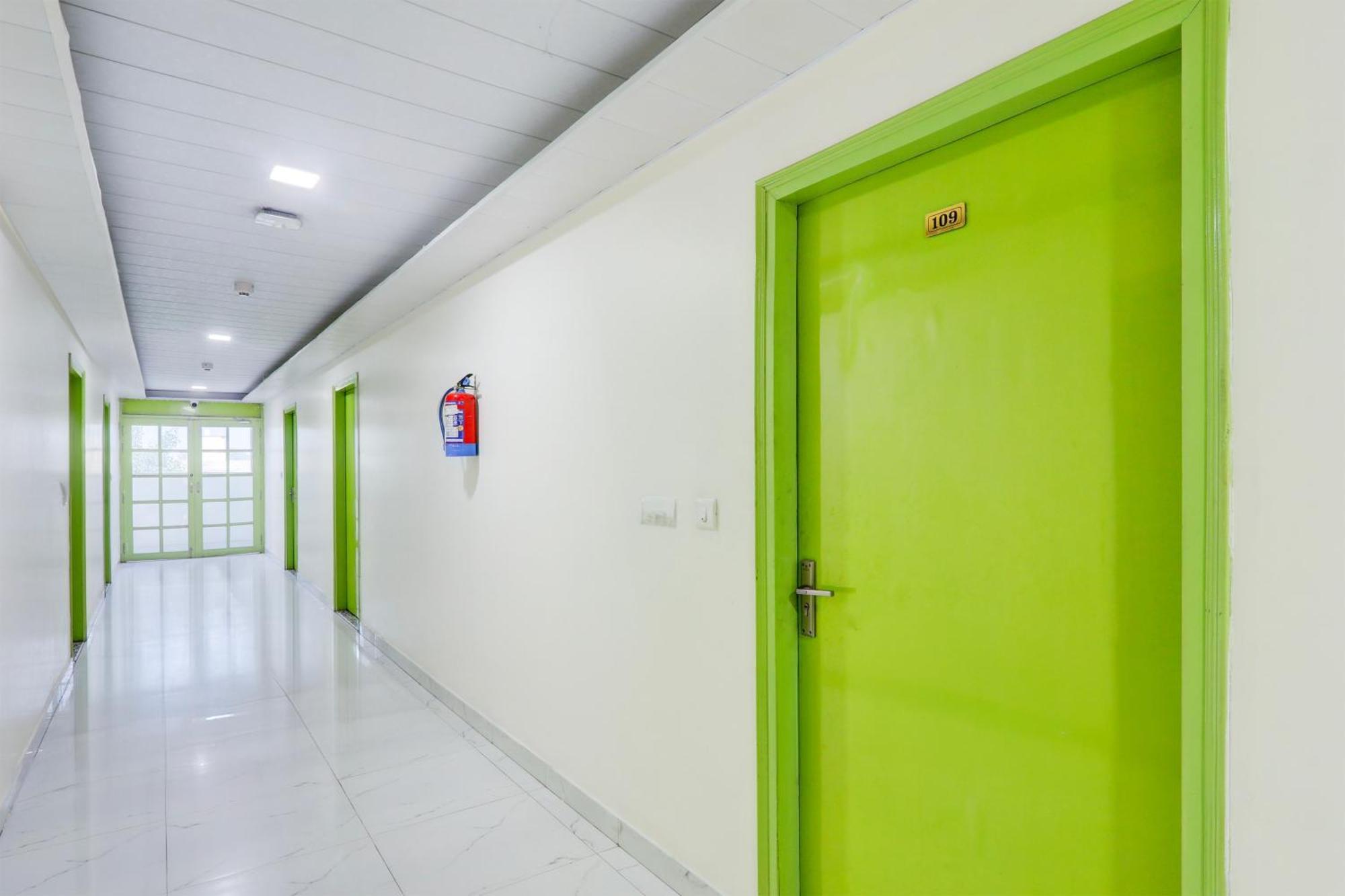 Super Hotel O Banthara Near Airport Banthra Sikandarpur Extérieur photo